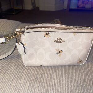 EUC Coach Wristlet. Bee